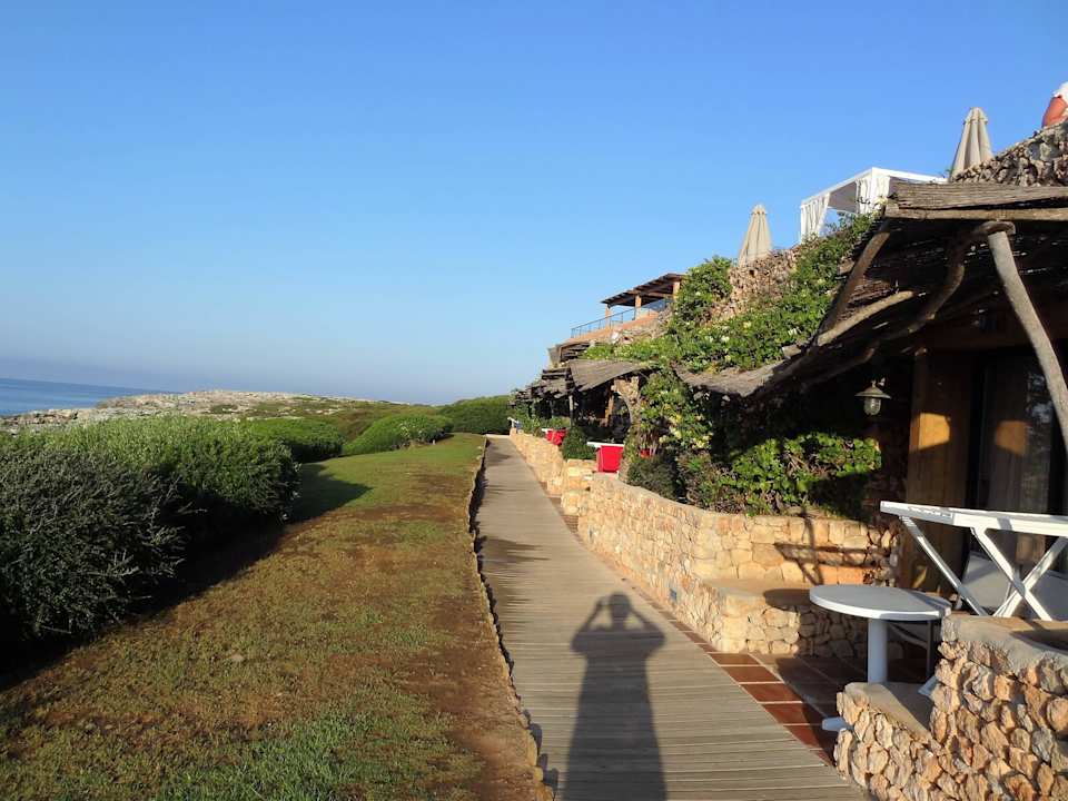 Weg vorbei an den Zimmern mit Miniterrasse Hotel Menorca Binibeca (Adults Only) by Pierre & Vacances Premium