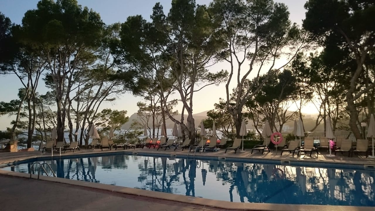 Abends am Pool Universal Hotel Lido Park & Spa