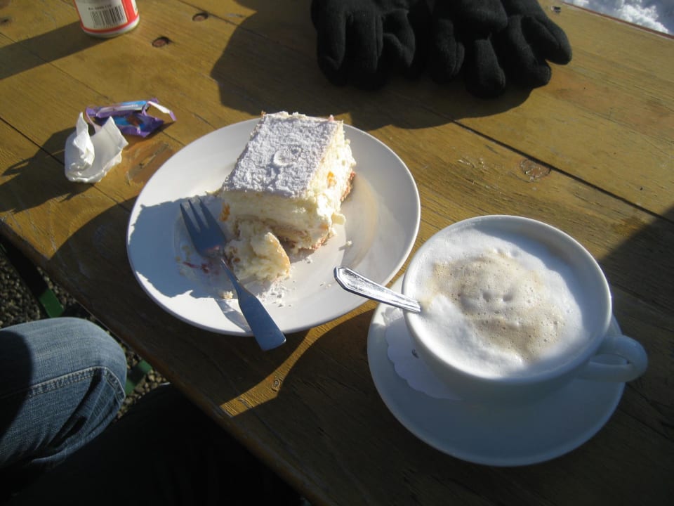Selbstgebackener Kuchen auf der Sonnenterrasse Ferienhotel Starennest