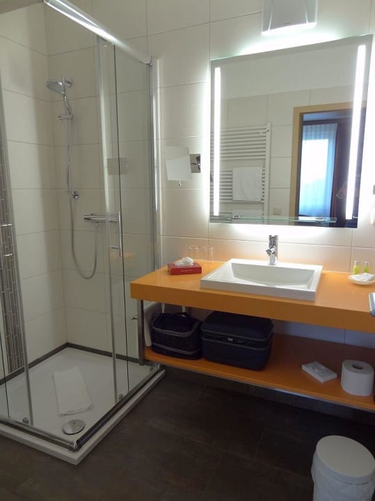 Bad Superior DZ sehr großzügig bemessen und schön Parkhotel Neustadt
