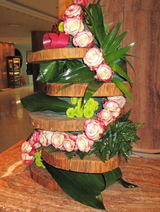 Blumendeko an der Rezeption Hotel Serrano Palace