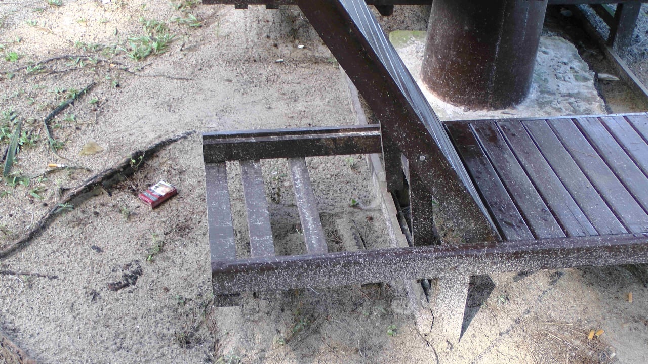 Defekte/verschmutzte Liege Hotel Perhentian Island Resort