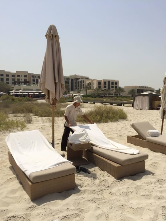 Liegen, Schirm, Tücher und Service inklusive Park Hyatt Abu Dhabi Hotel and Villas
