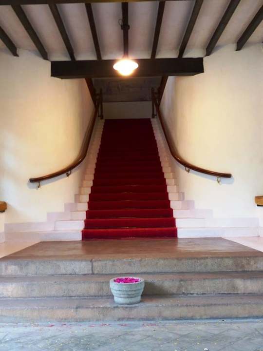 Aufgang zur Lobby (Hintereingang) The Gateway Hotel Pasumalai