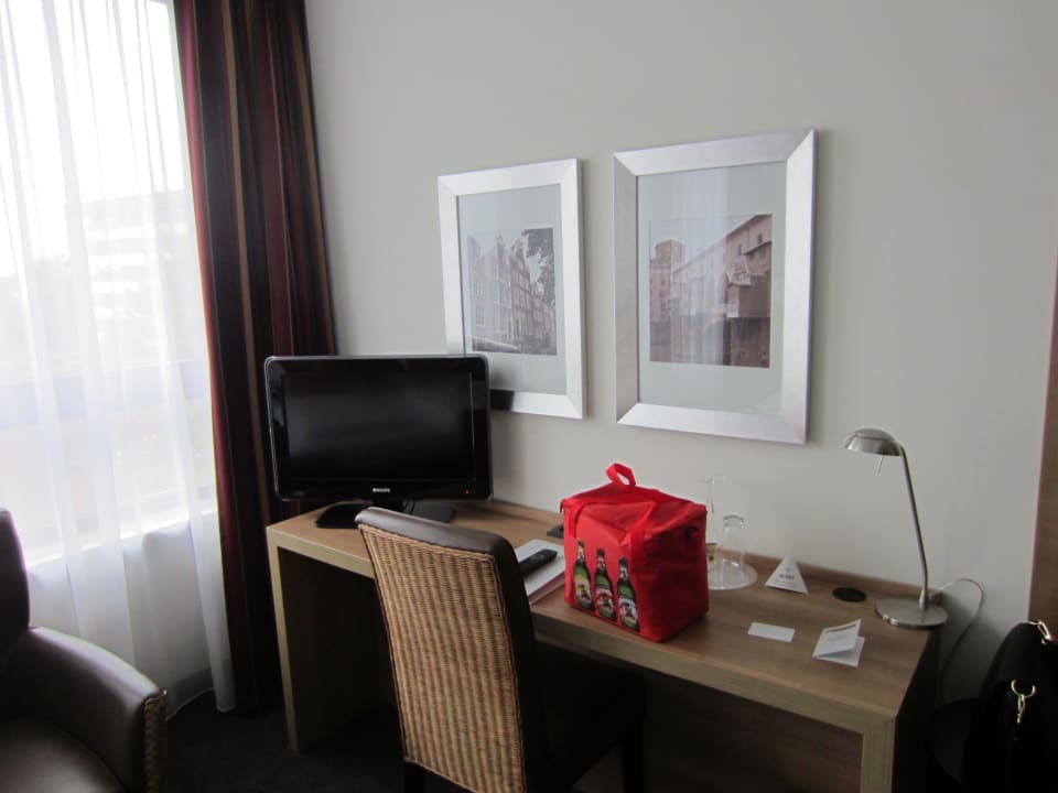 Tisch mit TV ACHAT Hotel München Süd