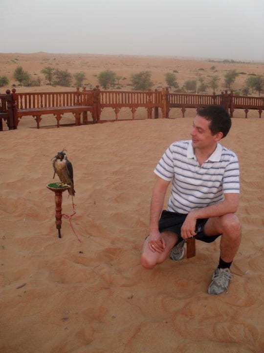 Meine Wenigkeit mit einem Falken Al Maha, A Luxury Collection Desert Resort & Spa