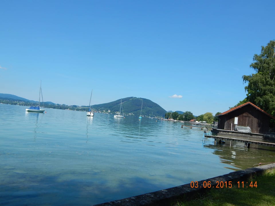 Vom Badeplatz aus Strandhotel Weyregg