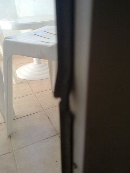 Kaputte Gummi Tür zum Balkon  Enki Hotel