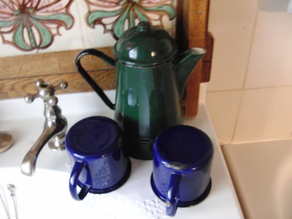 Kaffeekanne mit Bechern im Zimmer Royal Hotel