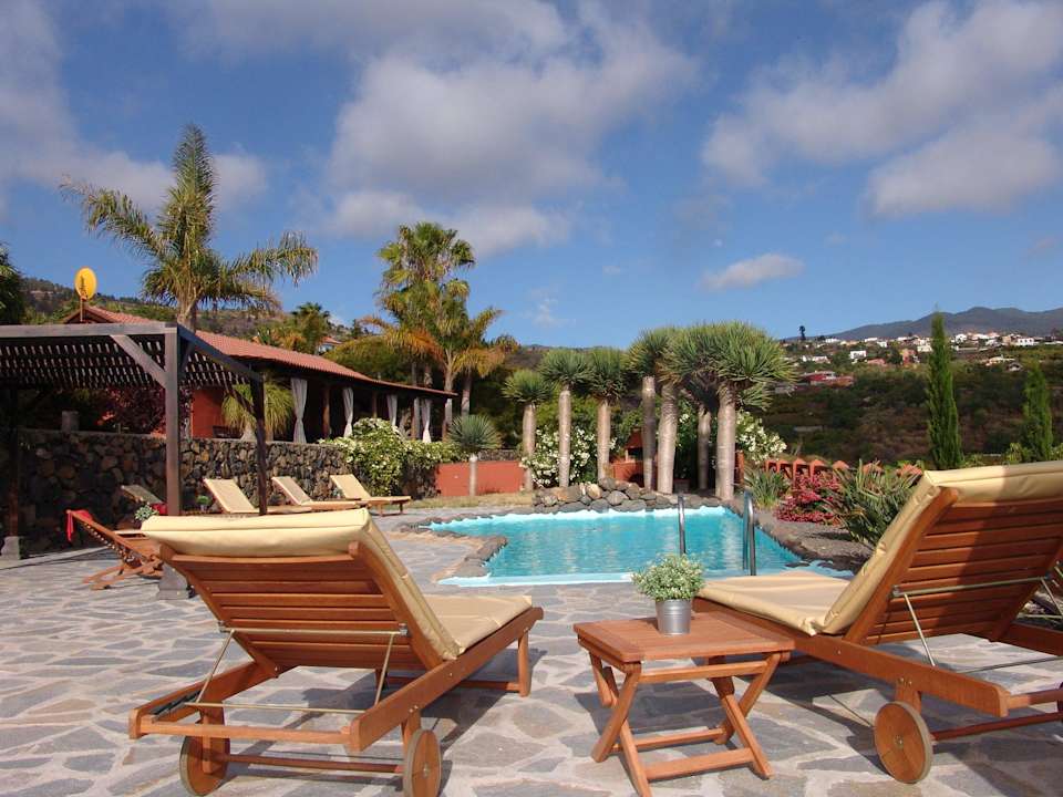 Neue  Holzliegestuehle mit Auflagen Bungalows La Caldereta