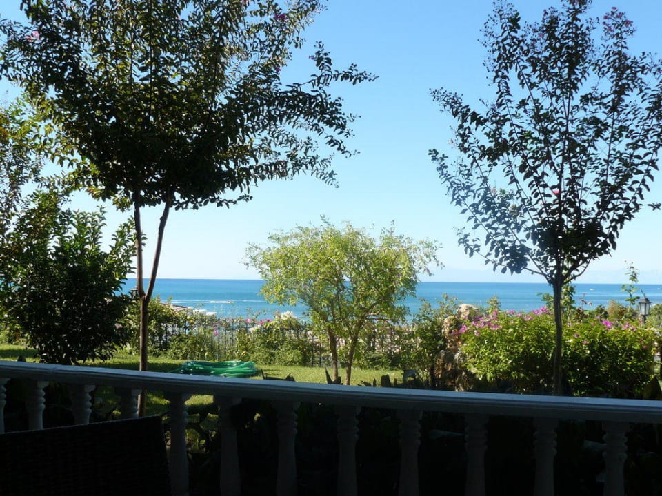 Blick von der Poolbar zum Meer Alba Queen Hotel