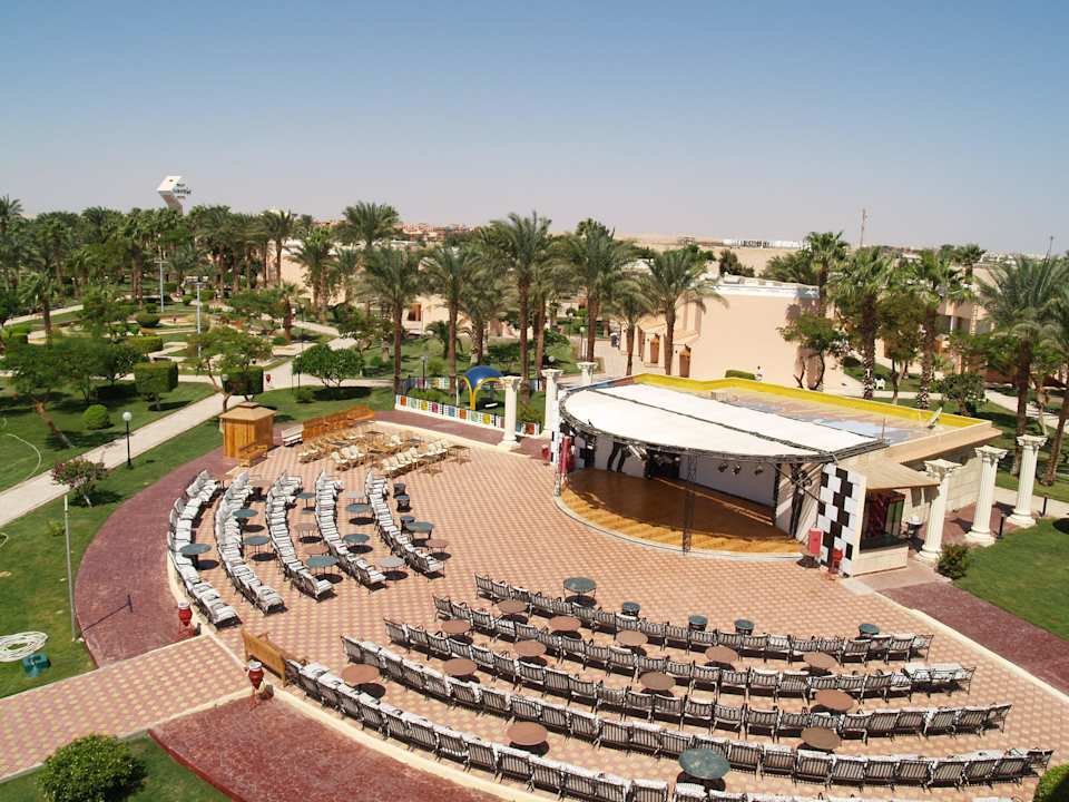 Bühne für die abendlichen Shows Beach Albatros Resort