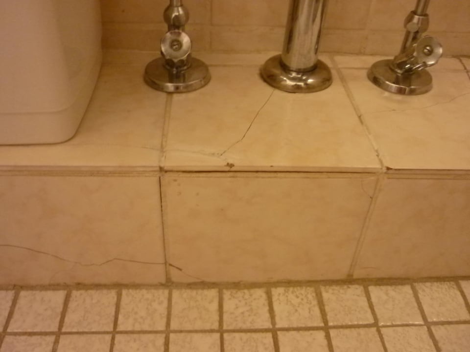 Gerissene Fliesen im Bad Reichel's Parkhotel