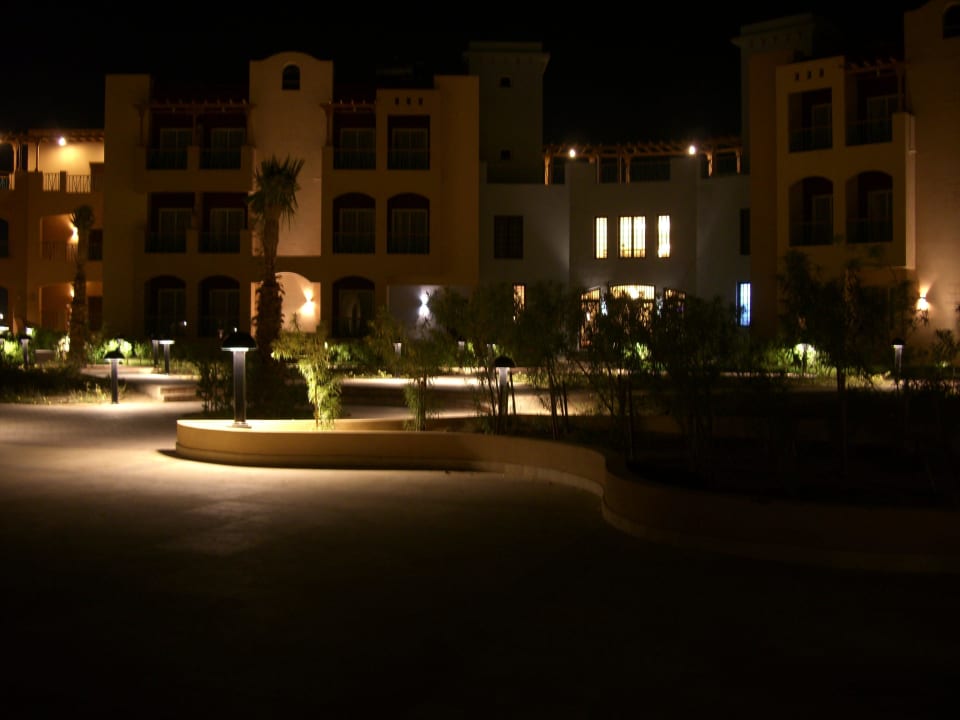Gartenanlage mit Blick auf das Lobbygebäude Lemon & Soul Makadi Garden