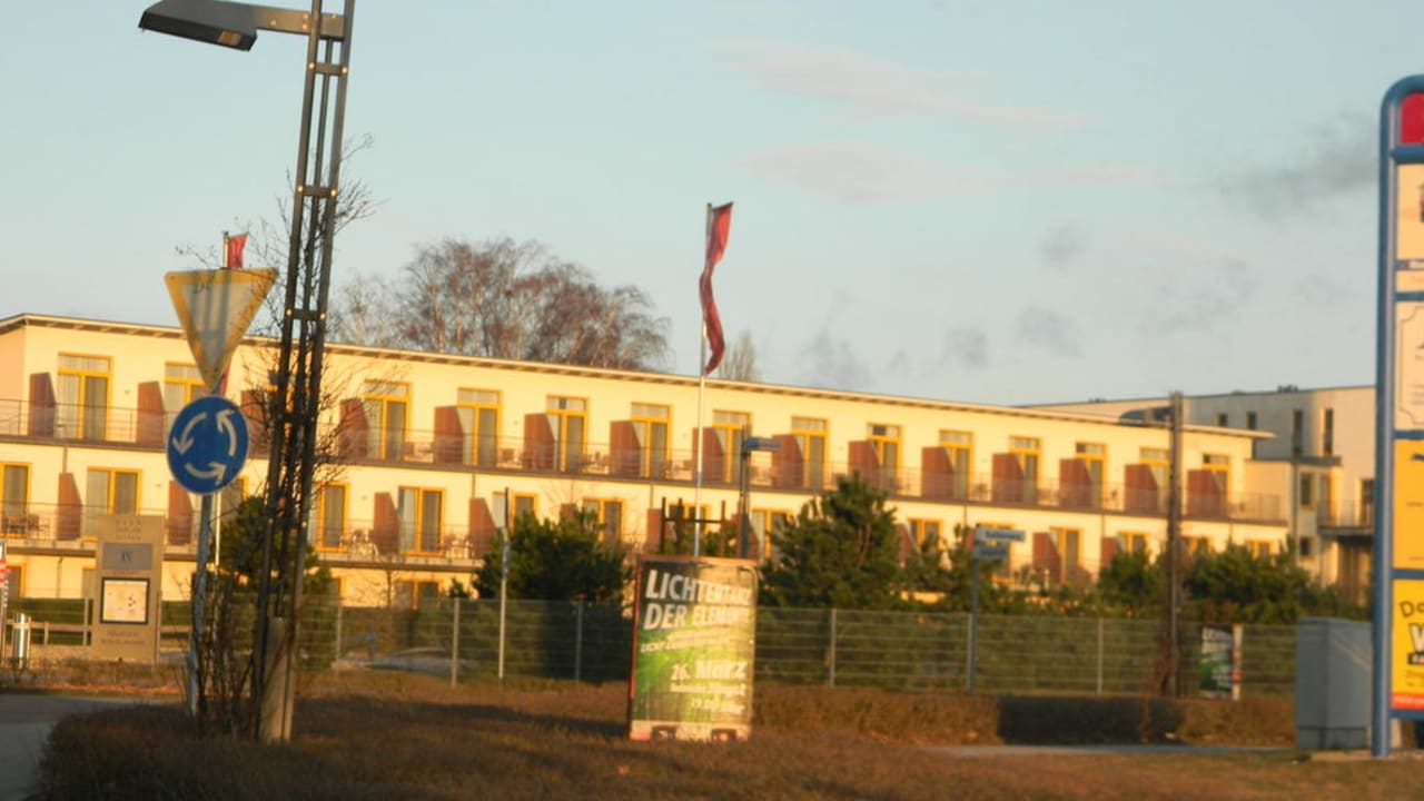 Außenansicht des Hotels von der Straße aus Hotel Vier Jahreszeiten Zingst