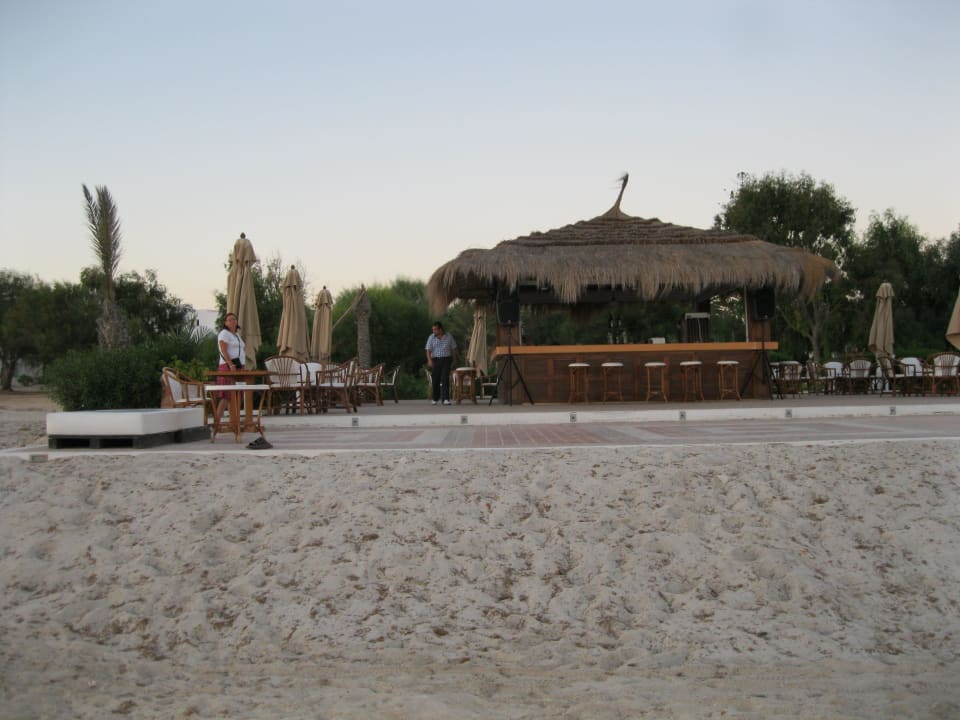 Sunrise-Bar bei Tag, vom Strand aus gesehen Hotel El Mouradi Djerba Menzel