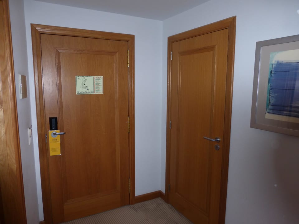 Nicht gut: Verbindungstüre zum Nachbarzimmer  Hotel Madeira Regency Cliff