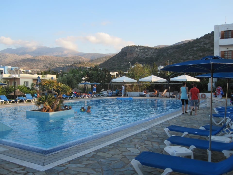 Blick über den Pool auf die kretische Bergwelt Sentido Kyknos Beach Adults Only 16+