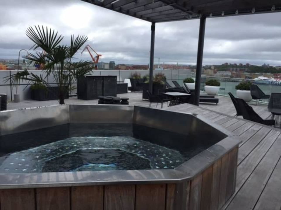 Rooftop Jacuzzi Radisson Blu Riverside Hotel