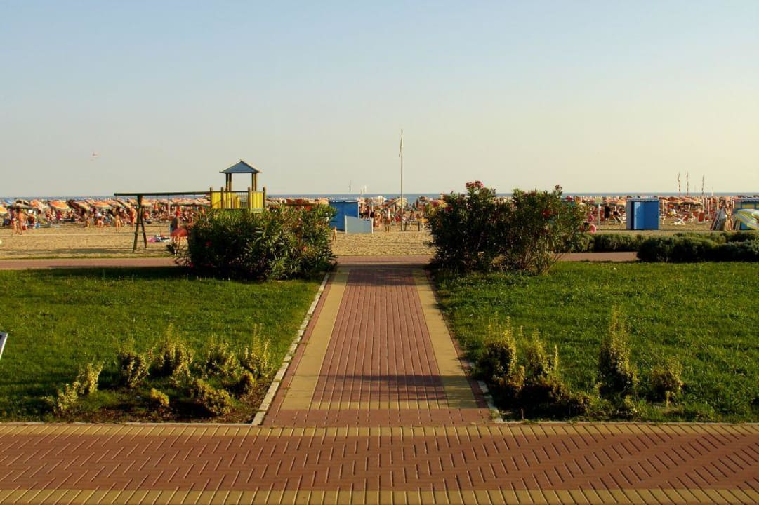 Ausgang zum Strand Aparthotel Holiday