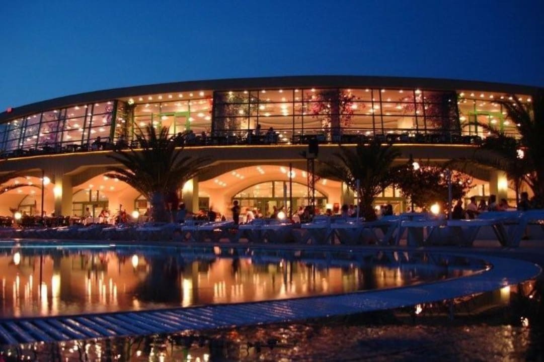 Abendlicher Pool VONRESORT Golden Coast