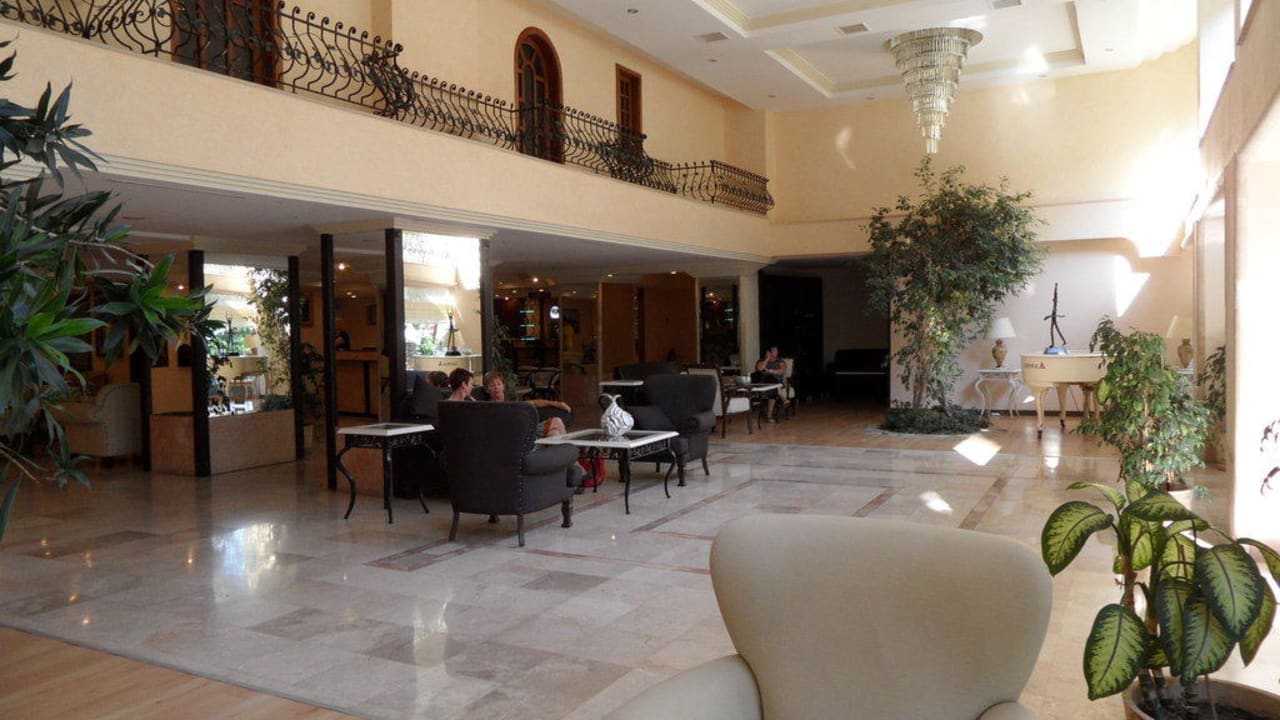 Stylische Sitzgelegenheiten in der Lobby Senza Sunset Beach Hotel