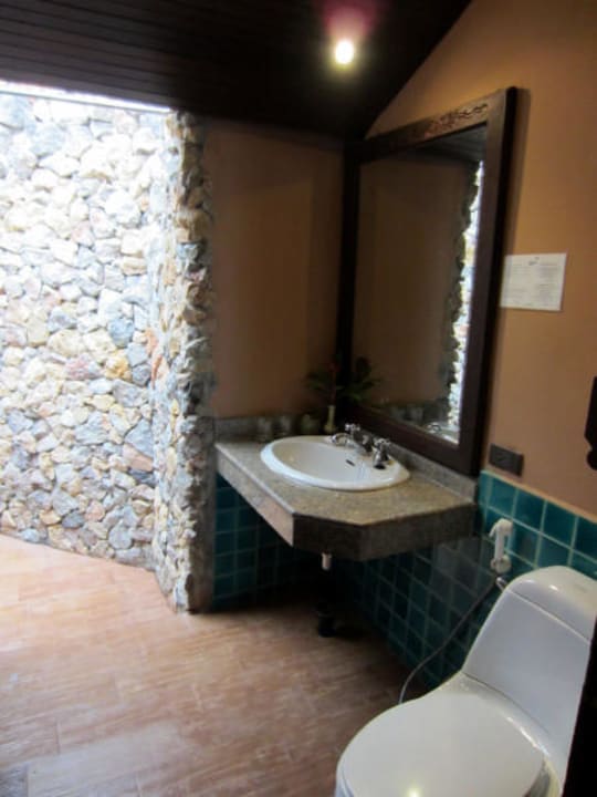 Ordentliches, sauberes Bad The Fair House Beach Resort