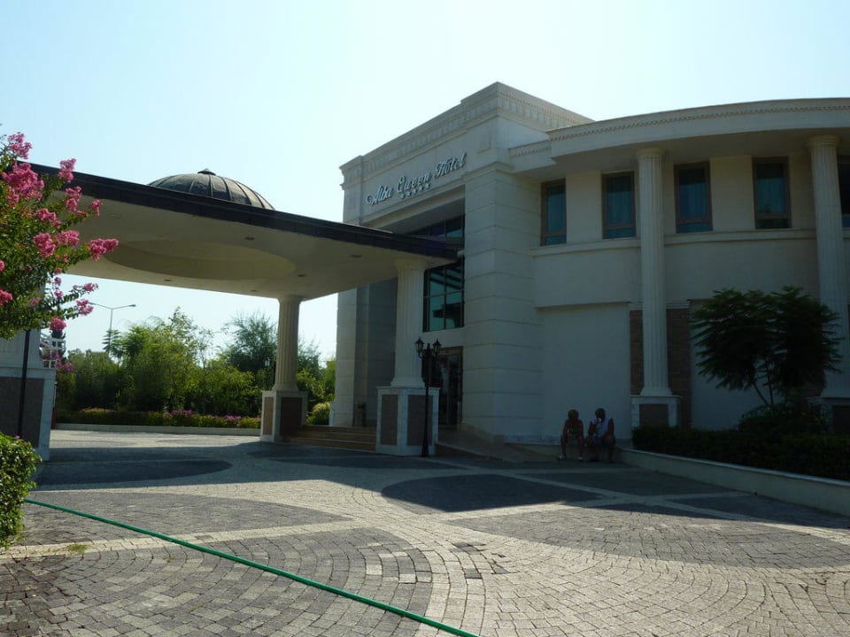 Podjazd  Alba Queen Hotel