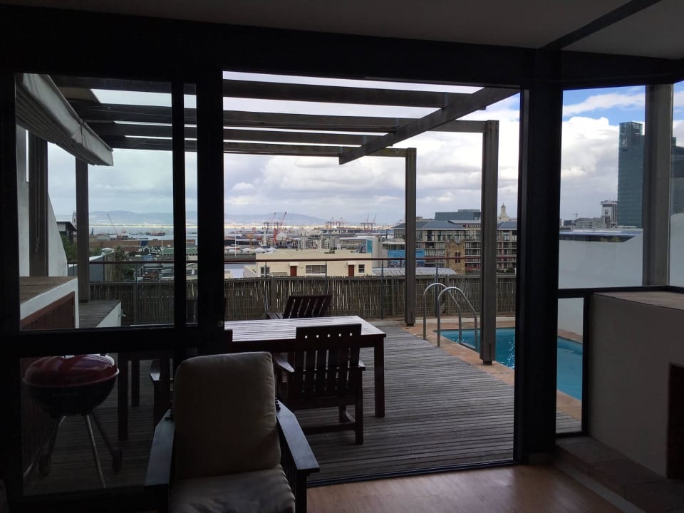 Blick aus der Küche zum kleinen Pool  African Elite Properties