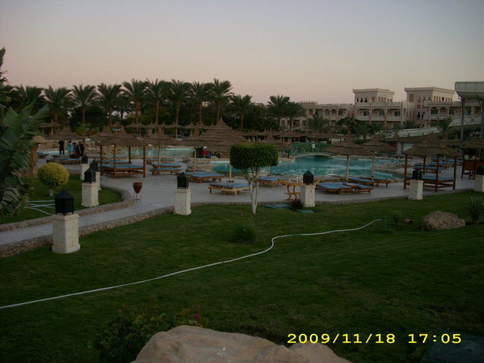 Pool vorm Haupteingang Beach Albatros Resort