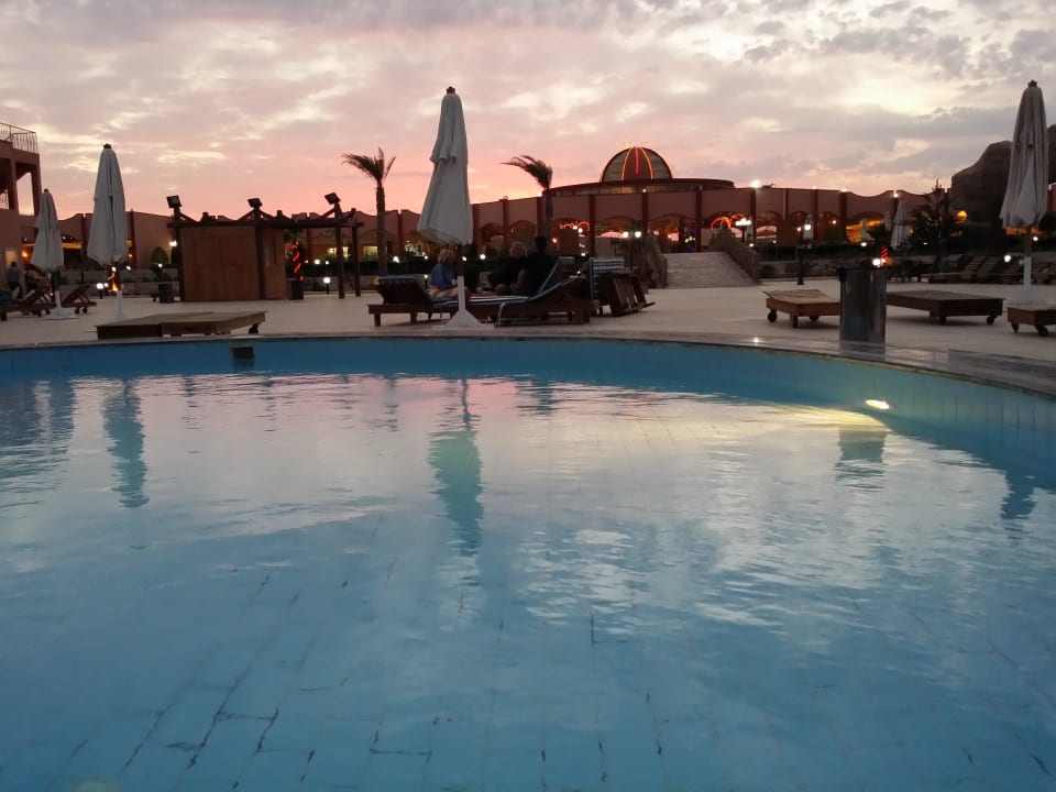 Basen zachód słońca  Three Corners Happy Life Beach Resort