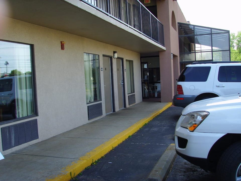 Blick Richtung Pool Econo Lodge And Suites