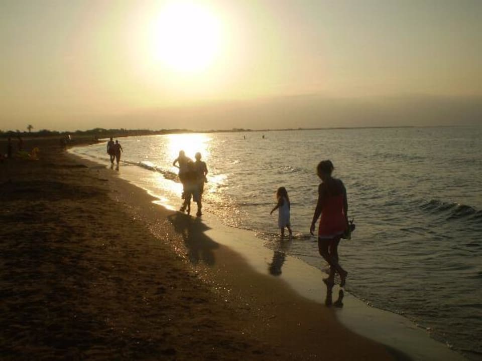 Abendlicher Strandspaziergang Ferienhäuser Delta Chalets Riumar