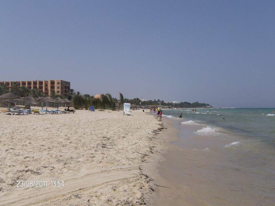 Hotelansicht vom Strand aus  El Ksar Resort & Thalasso