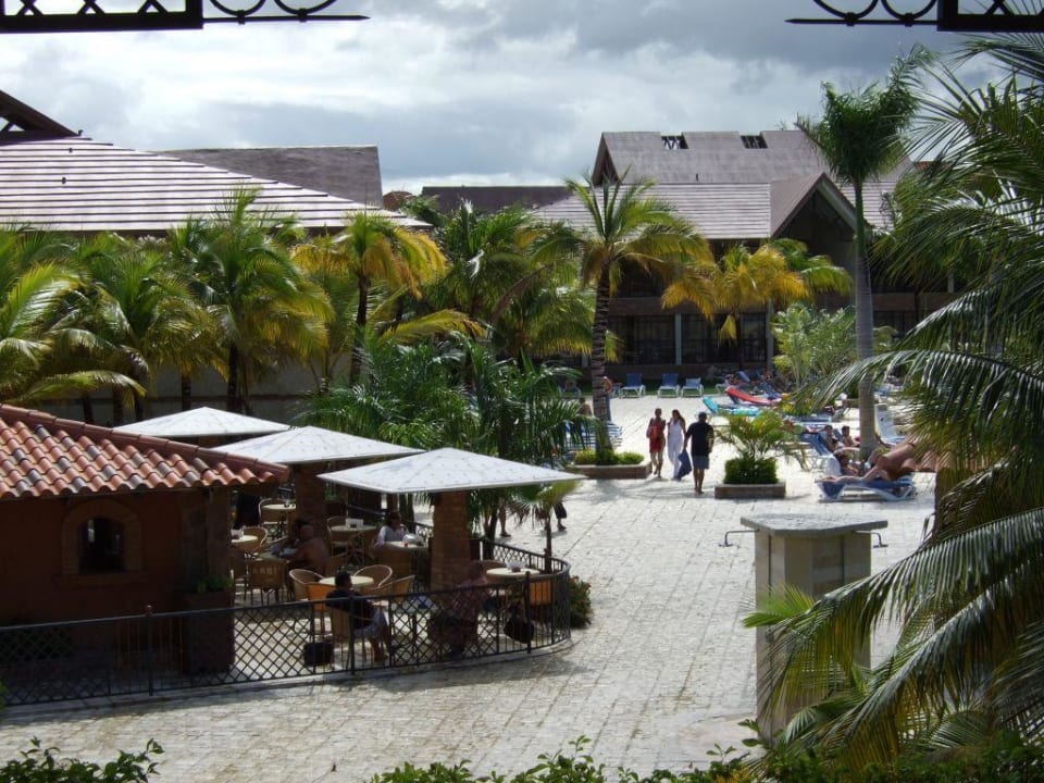 Ausblick vom Zimmer Village auf Pizzeria und Pool Villas Bavaro Resort & Spa