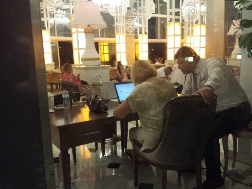 Schulterblick vom Manager bei  Bewertungsabgabe  Well Palace Side