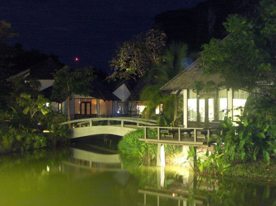 Blick über Lagune zu den Bungalows bei Nacht Peace Laguna Resort and Spa