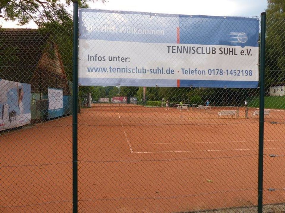 Neben den Parkplätzen liegende Tennisplätze Hotel & Gasthaus Goldener Hirsch