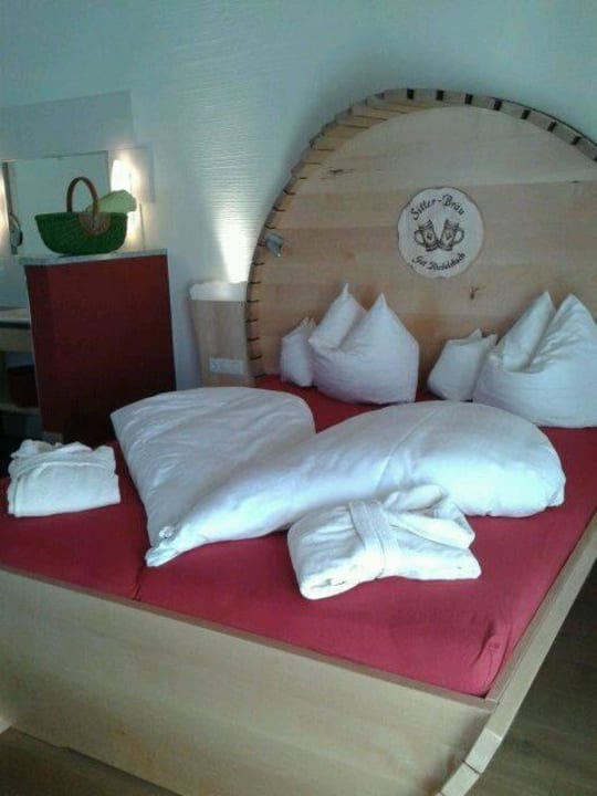 Bett im Bierkuschelzimmer 1. Bier & Wohlfühlhotel Gut Riedelsbach