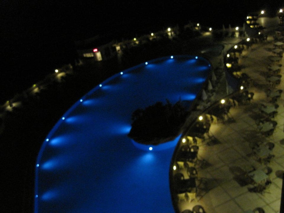 Pool mit Abendlokal Melas Resort Hotel