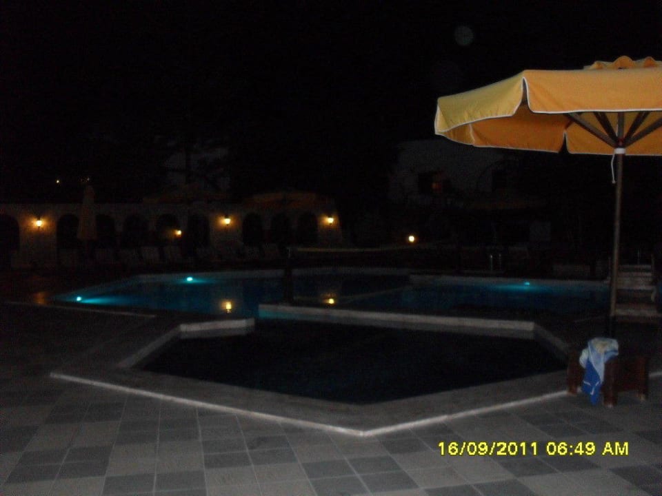 Der Pool bei Nacht Gaia Garden Hotel