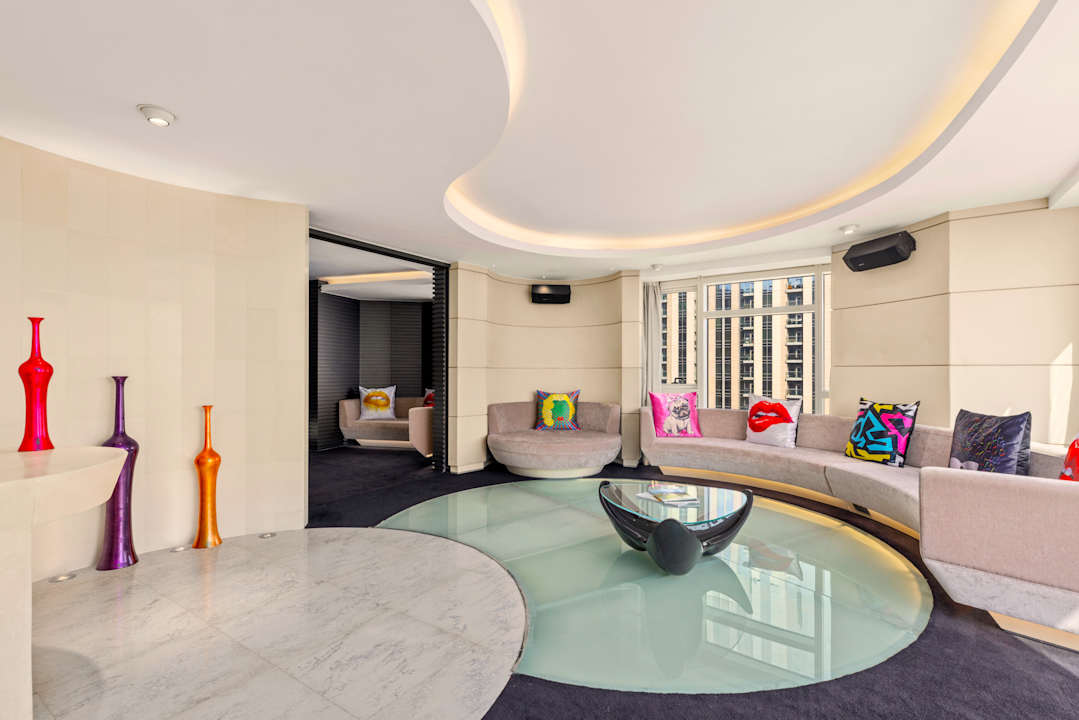 Zimmer V Hotel Dubai, Curio Collection by Hilton