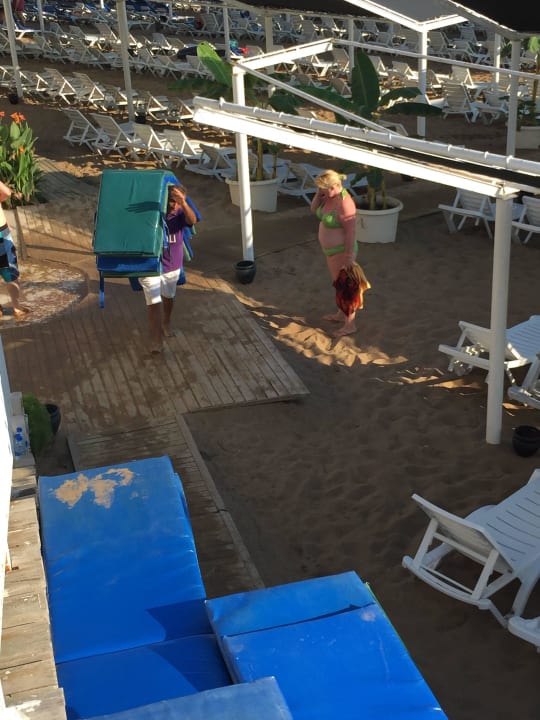 ALI beim Abräumen Can Garden Resort