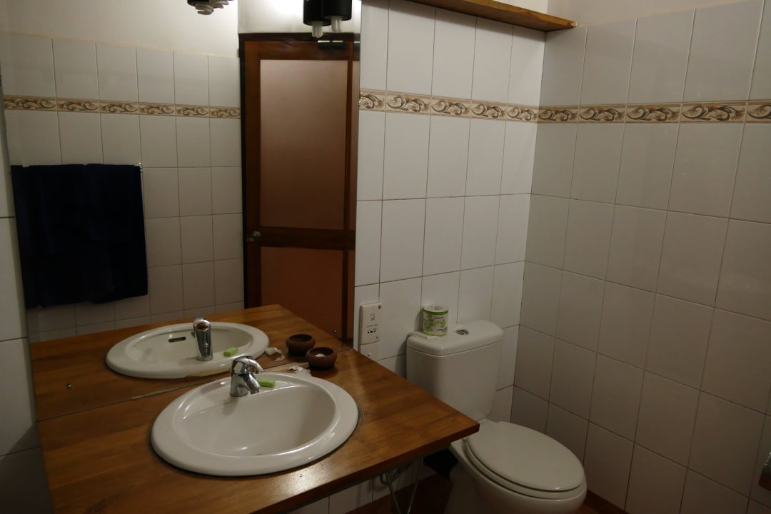 Waschbereich und Toilette Hibiscus Garden Hotel