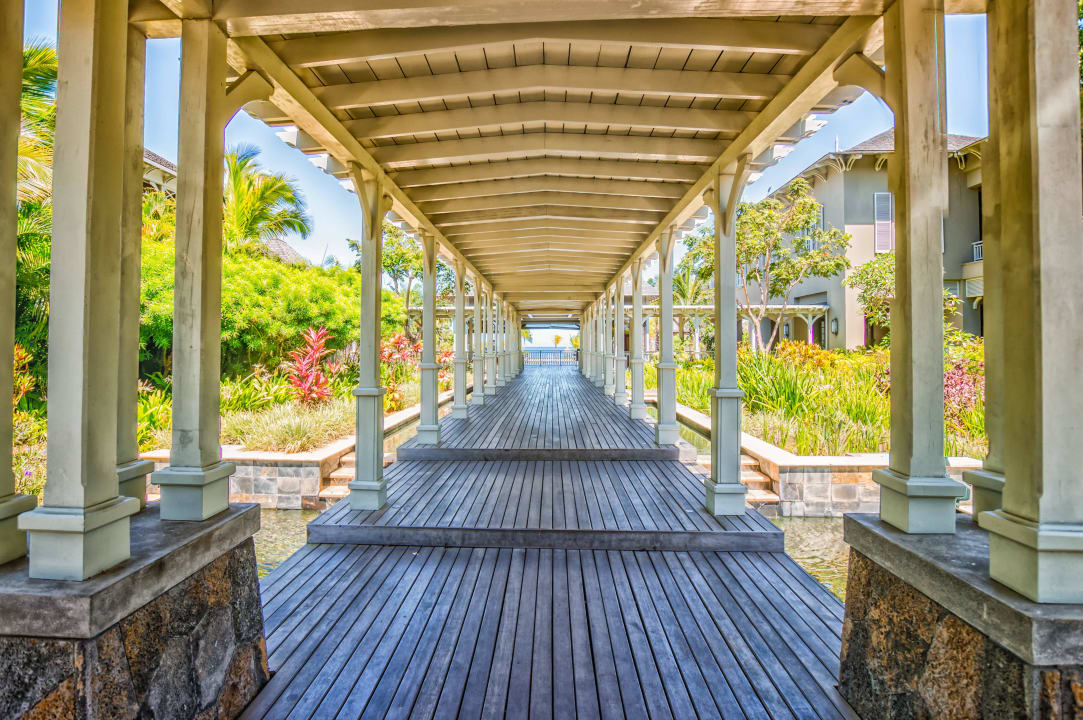 Der Zugang zur offenen Lobby mit Ozeanblick The St. Regis Le Morne Resort, Mauritius