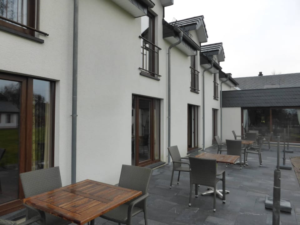 Außenansicht links sind die Komfortzimmer Hotel Eifelland