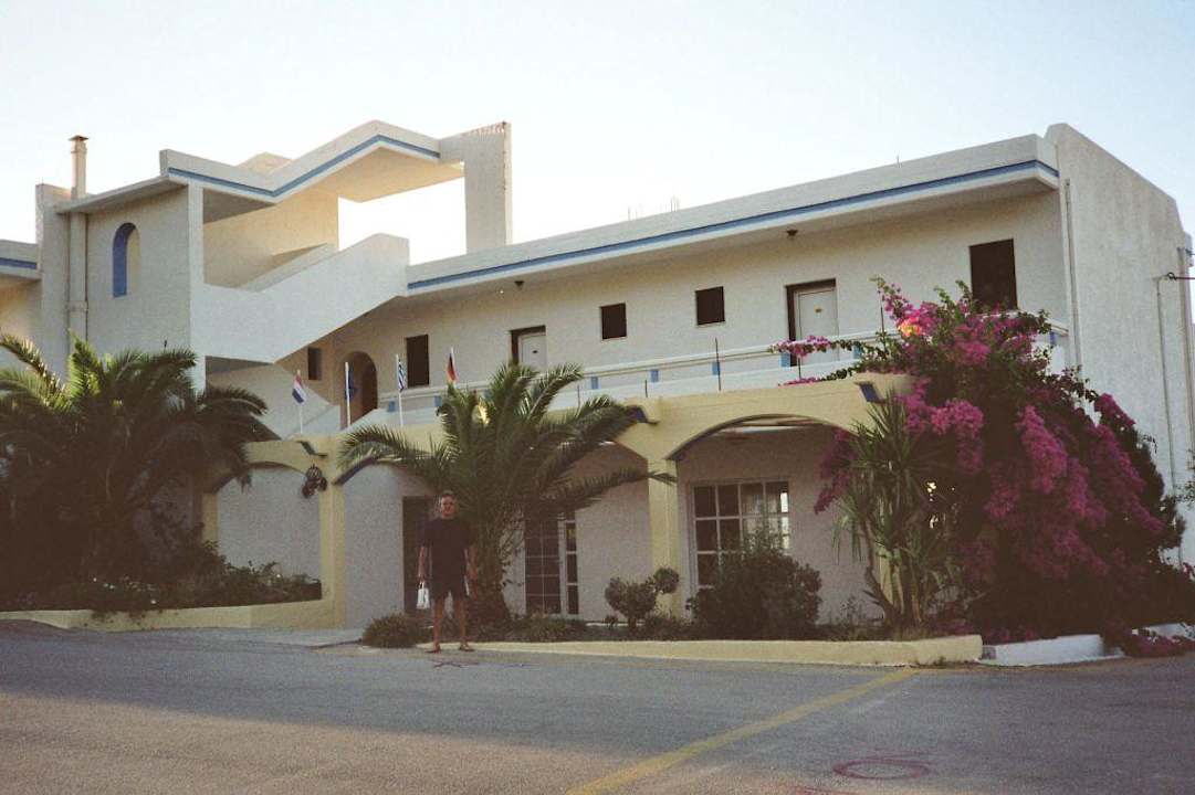 Eingang Hotel Karavos
