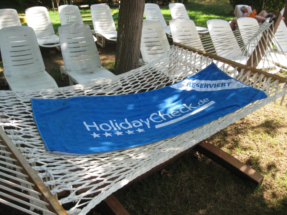 Liegewiese direkt hinterm Strand Hotel Gardenia Beach