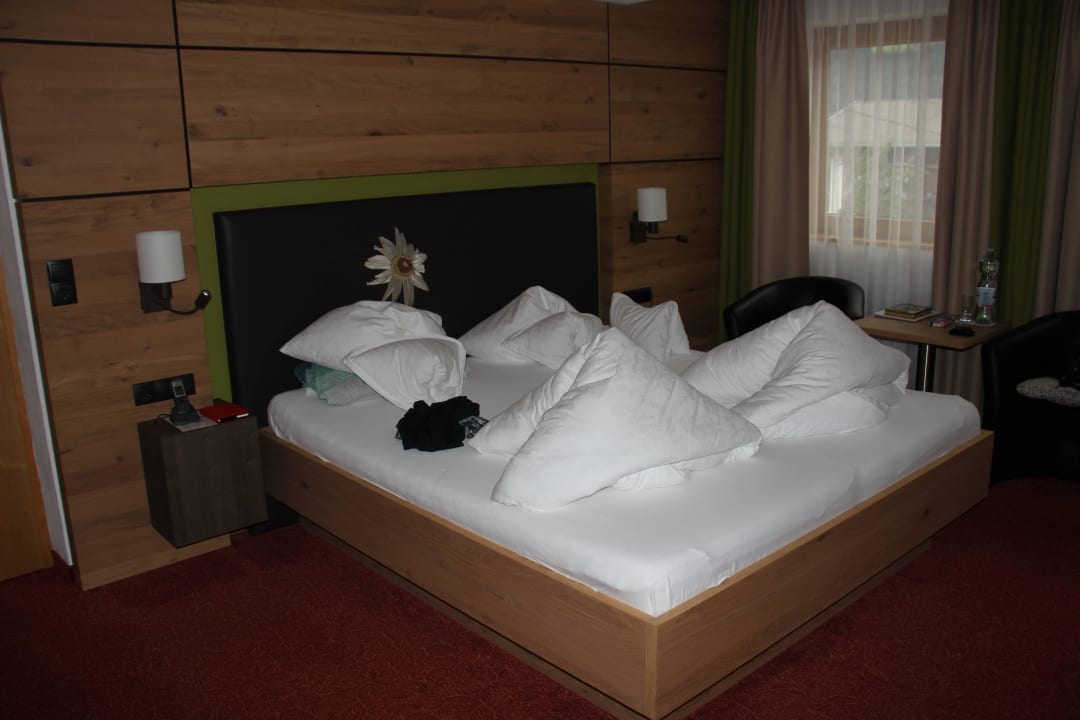 Schön dekoriertes Bett in unserem Zimmer Kräuterhotel Hochzillertal