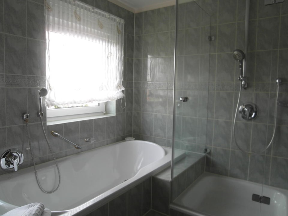 Badezimmer mit Wanne und Dusche Hotel Residenz Immenhof